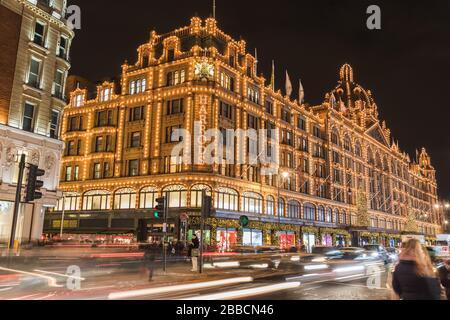 LONDON, Großbritannien - 25. November 2018: Die Außenseite des Kaufhauses Harrods in Knightsbridge London zu Weihnachten. Große Mengen festlicher Dekorationen Stockfoto