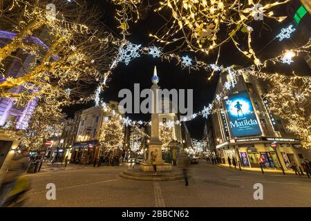 LONDON, Großbritannien - 22ND DEC 2018: Sieben Wählungen zu Weihnachten. Viele Dekorationen und Menschen sind zu sehen. Stockfoto