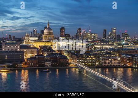 LONDON, Großbritannien - 24. AUGUST 2019: Nachts Blick auf St. Pauls über die Themse. Die Menschen sind auf der Millennium Bridge zu sehen Stockfoto
