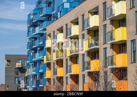 LONDON, Großbritannien - 26. MÄRZ 2020: Moderne und farbenfrohe Architektur in London. Mit hellen, farbenfrohen Balkons, die das Äußere von Gebäuden zeigen. Stockfoto