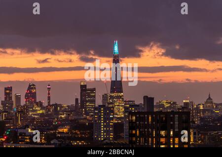 LONDON, Großbritannien - 28. MÄRZ 2020: Blaue Lichter auf dem Shard in London nachts in Anerkennung der NHS. Während der Coronavirus (Covid-19)-Pandemie eingenommen. Stockfoto