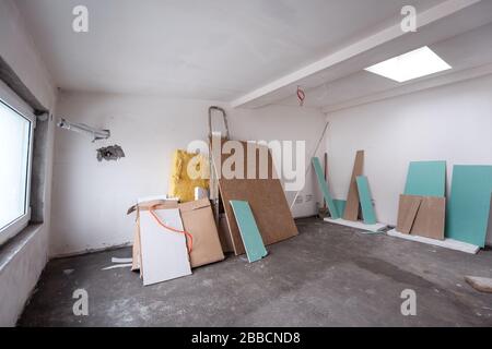 Im Inneren der Baustelle mit Trockenmauer komplett installiert bei neuen zweistufigen Wohnungsarbeiten im Gange zum neuen Haus Stockfoto