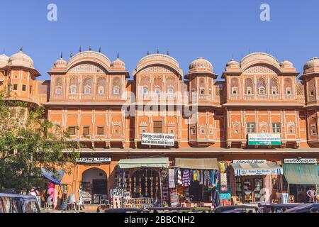 JAIPUR, INDIEN - 22. MÄRZ 2016: Ein Blick auf Architektur und Geschäfte in der pinkfarbenen Stadt Jaipur in Indien. Menschen sind zu sehen. Stockfoto