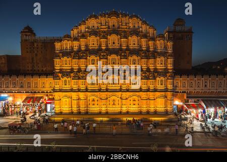 JAIPUR, INDIEN - 22. MÄRZ 2016: Die Front des Hawa Mahal (Palast der Winde) im Zentrum von Jaipur. Stockfoto