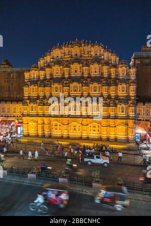 JAIPUR, INDIEN - 22. MÄRZ 2016: Die Front des Hawa Mahal (Palast der Winde) im Zentrum von Jaipur. Stockfoto