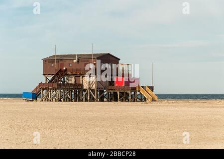 Stielhaus am Strand von Sankt-Peter-Ording Stockfoto