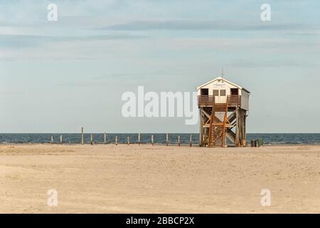 Stielhaus am Strand von Sankt-Peter-Ording Stockfoto