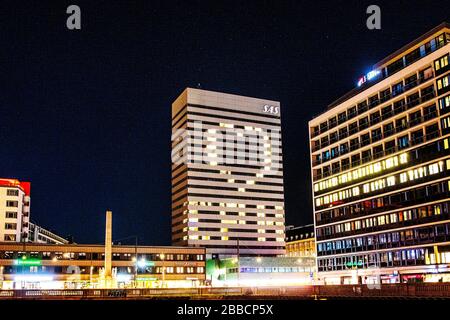 Kopenhagen, Dänemark. März 2020. Das Radisson Collection Royal Hotel beleuchten die Fassade in Form eines riesigen Herzens und die Buchstaben CPH in Solidarität mit Kopenhagen und den Dänen während des Corona-Virus und des Sperrens von Dänemark. Stockfoto