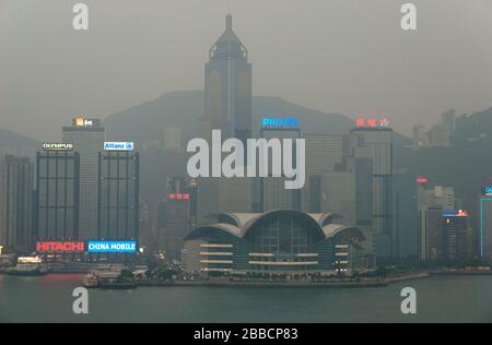 Convention Centre und Victoria Harbour in der dunstigen Dämmerung, Hong Kong Stockfoto