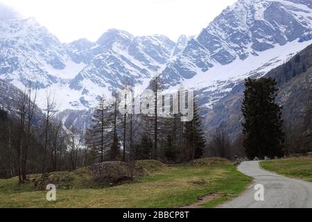 Fußweg in Macugnaga, Italien, mit Monte Rosa im Hintergrund. Stockfoto