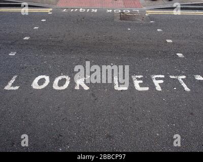 Fußgängerzeichen - nach links und nach rechts schauen. Verkehrswarnung - London Stockfoto