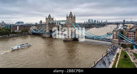 Blick auf die London Tower Bridge vom Balkon der City Hall, in Southwark, am Südufer der Themse, London Stockfoto