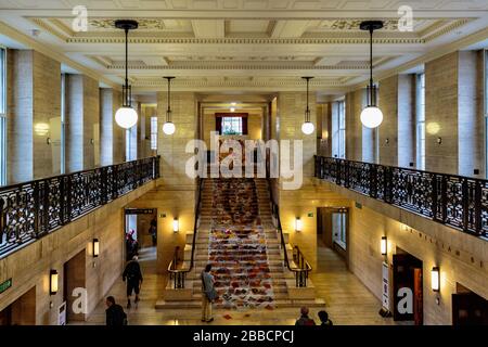 Grand Staircase mit der Ausstellung "Shakespeare: Metamorphosis", Senate House, University of London Stockfoto