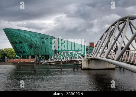 Brücke zum Nemo Science Museum, Osterdock (East Dock), Amsterdam, Niederlande Stockfoto