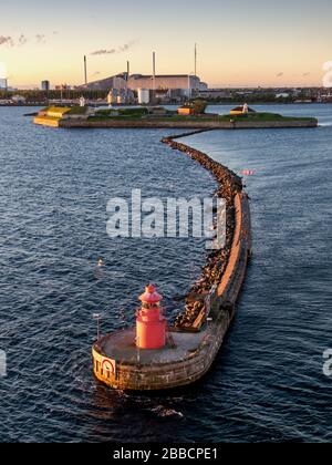 Ein roter Leuchtturm auf dem steinernen Wellenbrecher an der Hafeneinfahrt für den kommerziellen Schiffsverkehr in Kopenhagen, Dänemark Stockfoto