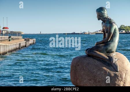 Die berühmte kleine Magd Statue, am Langelinie-Kai im Hafen von Kopenhagen, Dänemark Stockfoto