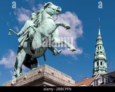 Statue von Absalon, einem Ritter des Krieger-Bishop, der Gründer von Kopenhagen war, zu Pferd auf Højbro Plads, Kopenhagen, Dänemark Stockfoto