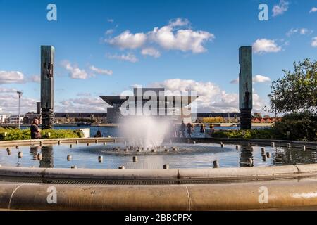 Amaliehaven (Amalie Garden) mit Springbrunnen und Blick auf das Operngebäude in der Nähe des Königlichen Palastes von Amalienborg in Toldbodgade, Kopenhagen, Dänemark Stockfoto