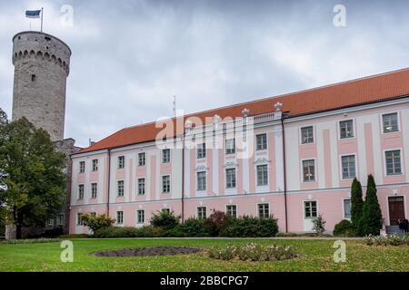 Der Garten des Gouverneurs, der Hermann Tower und der Südflügel des Schlosses Toompea, Tallinn, Estland Stockfoto