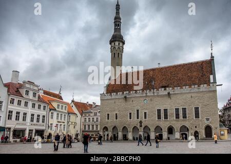 Das Rathaus von Tallinna Raekoda wurde im 13. Jahrhundert auf dem Rathausplatz in Raekoja, Tallinn, Estland, erbaut Stockfoto