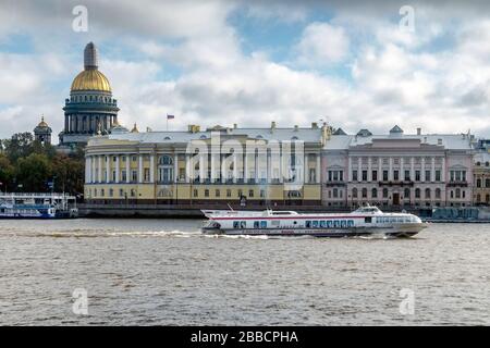 Sightseeing-Boot auf dem Newa-Fluss mit Blick auf die englische Böschung und die Kathedrale St. Isaac, St. Petersburg, Russland Stockfoto