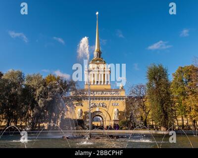 Ein Brunnen im Alexandergarten vor dem wunderbaren neoklassizistischen Admiralitätsgebäude, Sankt Petersburg Russland Stockfoto