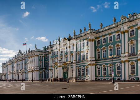 Petersburgs bekanntestes Gebäude, der Winterpalast, heute Teil des Kunstmuseums Hermitage. Sankt Petersburg Russland Stockfoto