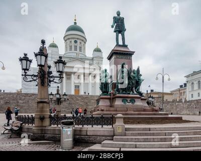 Statue von Kaiser Alexander II. Auf dem Senatsplatz vor der Kathedrale von Helsinki (Helsingin Tuomionkirkko) Finnland Stockfoto