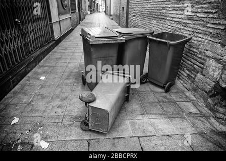 Mülltonnen auf der Straße liegend, Müll Detail auf der Straße liegend, Schmutz und Ablagerungen, Recyceln Stockfoto