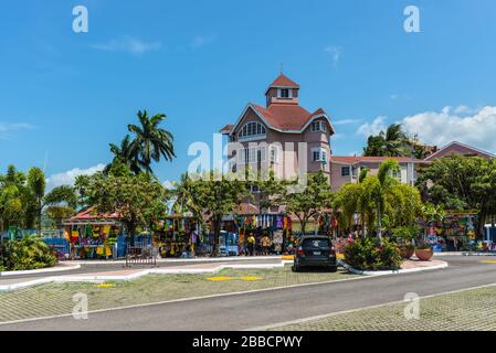 Ocho Rios, Jamaika - 22. April 2019: Souvenirmarkt auf der tropischen karibischen Insel Ocho Rios, Jamaika. Stockfoto