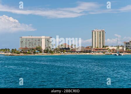 Ocho Rios, Jamaika - 22. April 2019: Blick vom Meer auf das Strand- und Tourismusgebiet von Ocho Rios, Jamaika. Moon Palace Jamaica All Inclusive Resort i Stockfoto