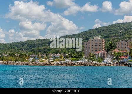 Ocho Rios, Jamaika - 22. April 2019: Blick auf die Küste mit Ocho Rios Bay Beach und Marina auf der tropischen karibischen Insel Ocho Rios, Jamaika. Vacat Stockfoto