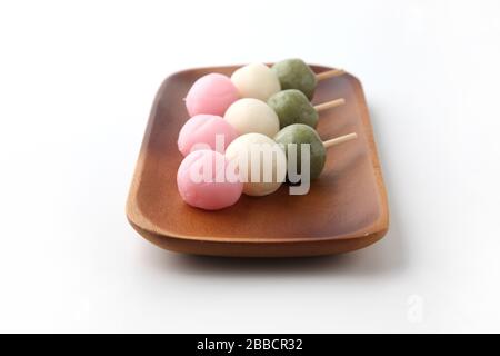 dango 3 farbige kuchenfarbene japanische Süßwaren auf Platte isoliert auf weißem Hintergrund Stockfoto
