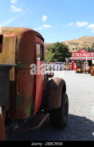 Alte, rostige Lastwagen. Verfallene alte Lastwagen. Oldtimer. Erinnerungsstücke für Autofahrer. Burke's Pass, South Island, Neuseeland Stockfoto