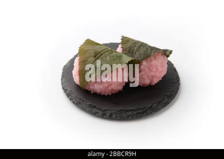 sakura mochi Reiskuchen japanische Süßwaren auf Platte isoliert auf weißem Hintergrund Stockfoto