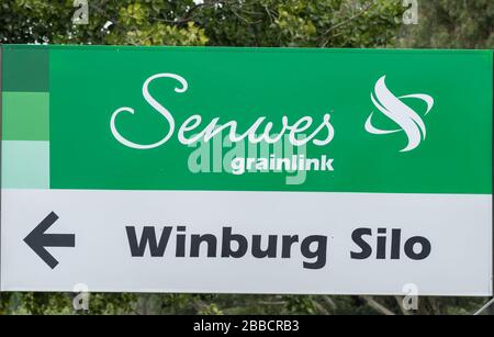WINBURG, SÜDAFRIKA - 1. MÄRZ 2020: Logo eines Agrarhändlers und Wegbeschreibung zum Getreidesilo in Winburg Stockfoto