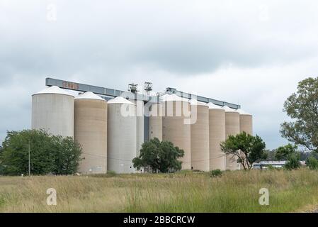 WINBURG, SÜDAFRIKA - 1. MÄRZ 2020: Getreidesilos in Winburg, einer Kleinstadt in der Freistaatsprovinz Stockfoto