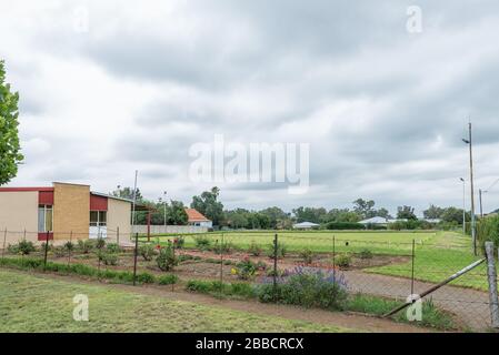 WINBURG, SÜDAFRIKA - 1. MÄRZ 2020: Eine Straßenszene mit dem Bowlingclub in Winburg, einer Kleinstadt in der Freistaats Provinz Stockfoto