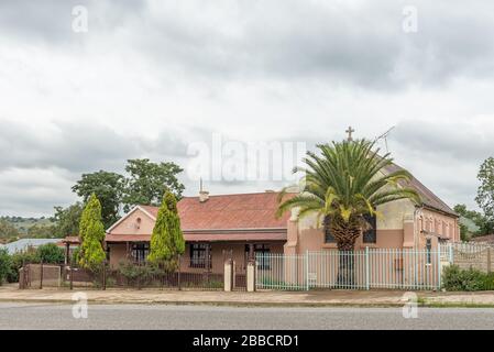 WINBURG, SÜDAFRIKA - 1. MÄRZ 2020: Eine Straßenszene mit historischem Kirchengebäude in Winburg Stockfoto