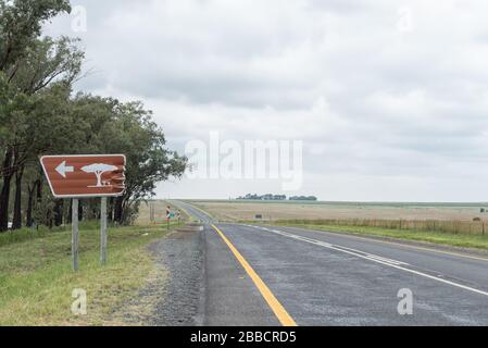 WINBURG, SÜDAFRIKA - 1. MÄRZ 2020: Beschädigtes Straßenschild im Rastgebiet auf der Straße N5 bei Winburg Stockfoto