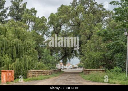 WINBURG, SÜDAFRIKA - 1. MÄRZ 2020: Eine Straßenszene mit einer historischen Straßenbrücke aus Sandstein in Winburg Stockfoto