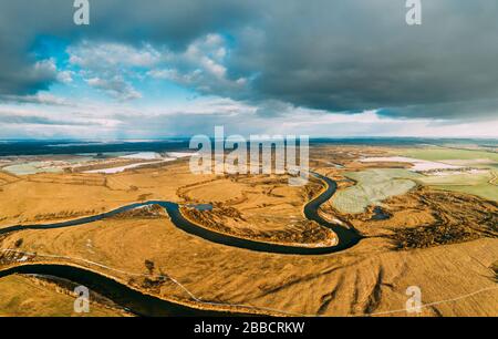 Weißrussland. Luftaufnahme Von Trockenem Gras Und Teilweise Gefrorener, Geschwungener Flusslandschaft Am Späten Herbsttag. Ansicht Mit Hoher Einstellung. Marsh Bog. Drone-Ansicht. Vogelperspektive V Stockfoto