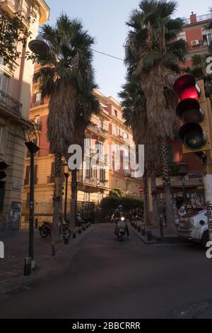 Ein Vespa-Roller an einer Ampel in einer Straße von Neapel, Italien Stockfoto