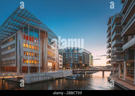 Oslo, Norwegen - 23. Juni 2019: Gebäude Und Mehrstöckige Wohnhäuser Im Aker Brygge District Am Sommerabend. Wohngebiet Spiegelt Sich In Wider Stockfoto