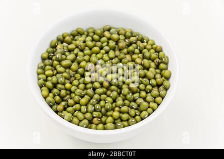 Schüssel mit Mungbohnen auf weißem Hintergrund Stockfoto