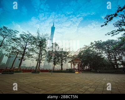 Der Canton Tower offiziell Guangzhou TV Astronomical and Sightseeing. Blick vom Eingang zum Park mit traditionellem chinesischen Pavillon. Neu und Stockfoto
