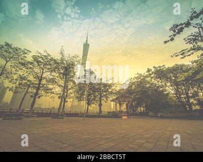 Der Canton Tower offiziell Guangzhou TV Astronomical and Sightseeing. Blick vom Eingang zum Park mit traditionellem chinesischen Pavillon. Neu und Stockfoto