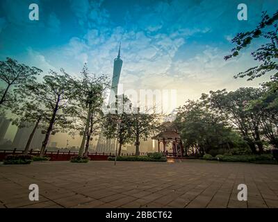Der Canton Tower offiziell Guangzhou TV Astronomical and Sightseeing. Blick vom Eingang zum Park mit traditionellem chinesischen Pavillon. Neu und Stockfoto