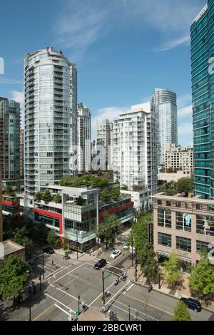 Die Kreuzung von Robson Street und Hamilton Street im Stadtzentrum von Vancouver, British Columbia, Kanada. Stockfoto