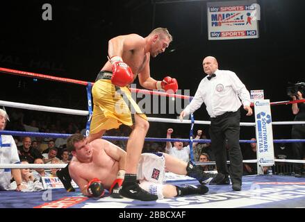 Tyson Fury (Goldshorts) besiegt John McDermott, um den englischen Heavyweight Boxing Title im Brentwood Center, Essex, zu gewinnen, der von Frank Maloney gefördert wird Stockfoto